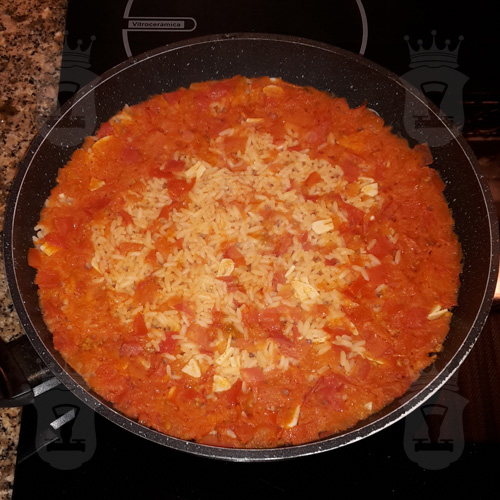 Рис в сковороде с помидорами