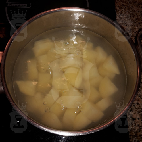 картофель варится